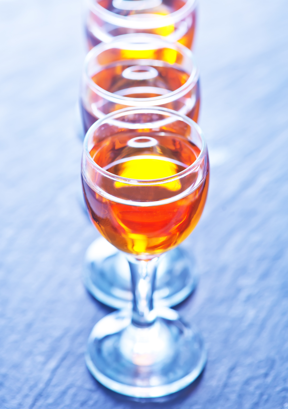 黑桌上的眼鏡與酒精飲料 一場微醺的視覺邂逅